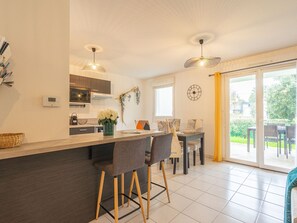 Kühlschrank, Mikrowelle, Geschirrspüler, Kochgeschirr/Geschirr/Besteck