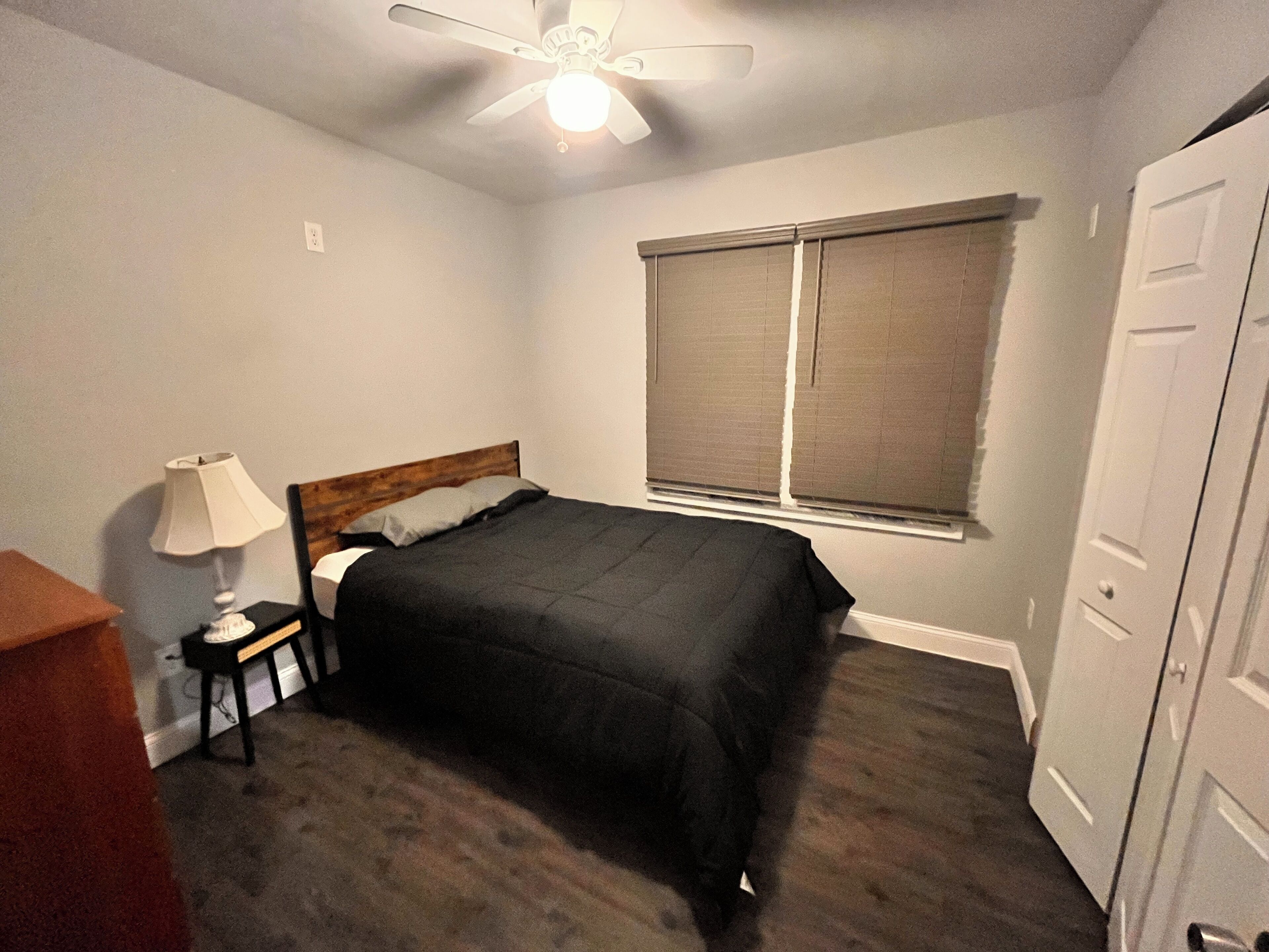 2 habitaciones, tabla de planchar con plancha y wifi gratis 
