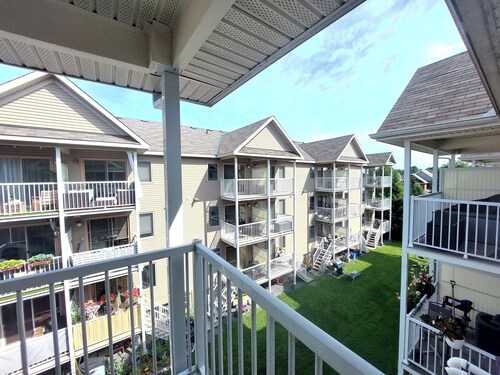 Charming 2-Bedroom Townhome -WiFi- Near Ottawa Airport