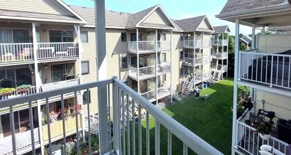 Charming 2-Bedroom Townhome -WiFi- Near Ottawa Airport