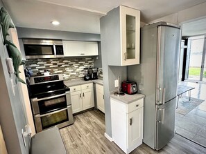 Kühlschrank, Mikrowelle, Ofen, Herdplatte