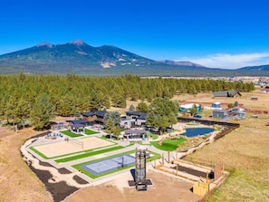 Sports court - Flagstaff Retreat 8BR Hot Tub Sauna Massive Game Room Sleeps 16+ Pets (Flagstaff)
