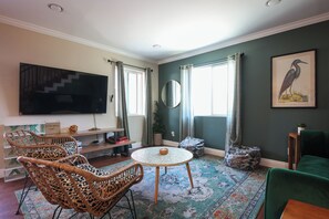 TV - Beautiful large Home. Just a few minutes from DTLA (Vernon)