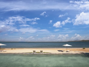 På stranden