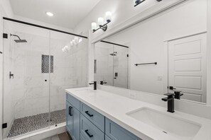 Dusche, Handtücher, Seife, Toilettenpapier