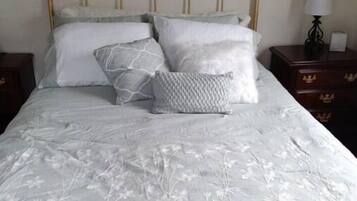 3 bedrooms, iron/ironing board, bed sheets