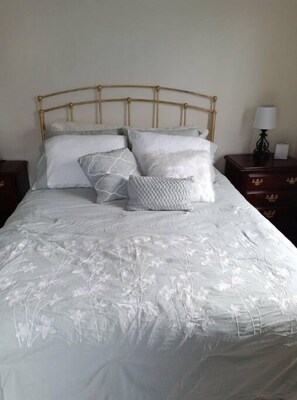 Iron/ironing board, bed sheets