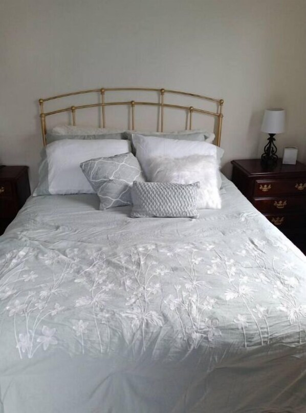 3 bedrooms, iron/ironing board, bed sheets