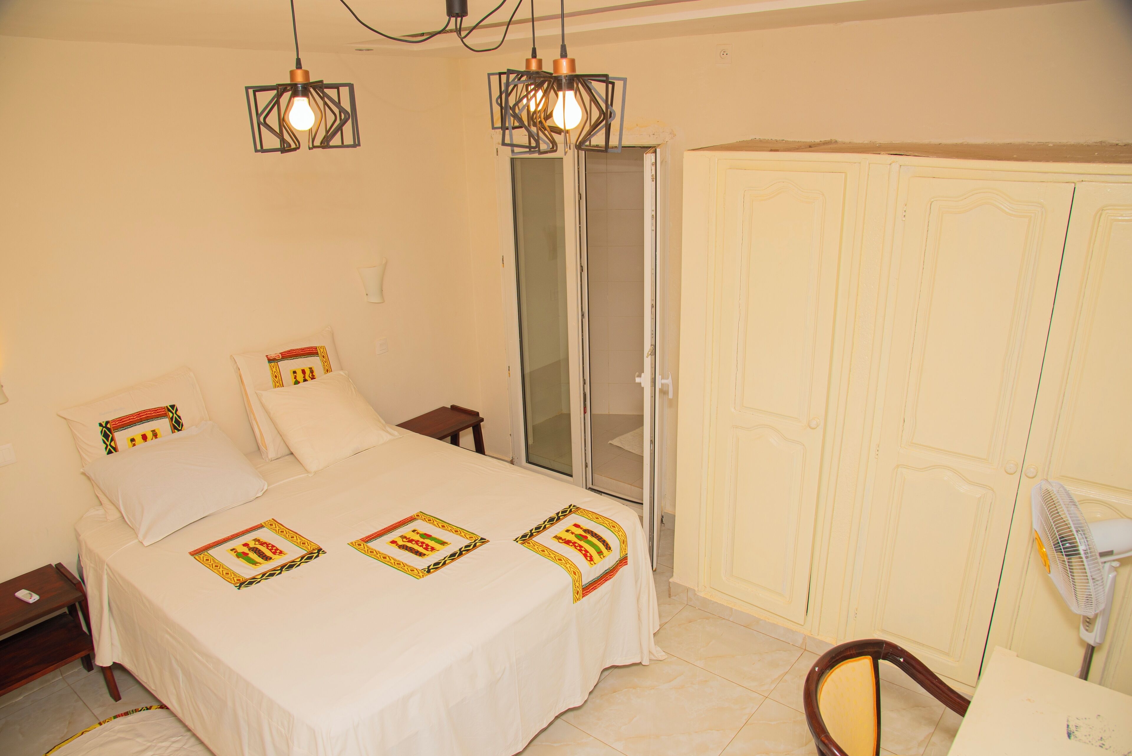 6 chambres, fer et planche à repasser, Wi-Fi, draps fournis