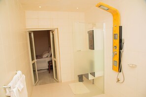 Dusj, hårføner, håndklær og såpe