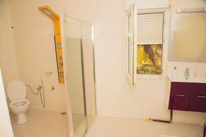 Ducha, secador de pelo, toallas, jabón