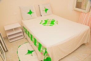 6 bedrooms, iron/ironing board, WiFi, bed sheets