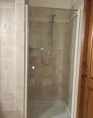Een douche, een haardroger, een bidet, handdoeken