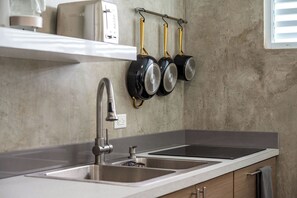 Réfrigérateur, micro-ondes, plaque de cuisson, cafetière/bouilloire
