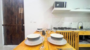 Réfrigérateur, micro-ondes, cafetière/bouilloire, grille-pain