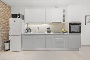 Apartment | Private kitchen | Highchair - Apartment in Vodnjan With Pool & Jacuzzi (Vodnjan)