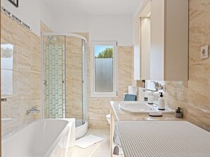 Apartment | Bathroom | Bathtub, hair dryer - Apartment in Vodnjan With Pool & Jacuzzi (Vodnjan)