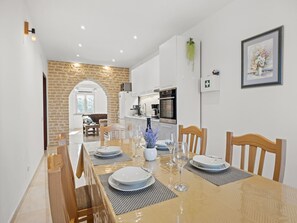 Apartment | Dining - Apartment in Vodnjan With Pool & Jacuzzi (Vodnjan)