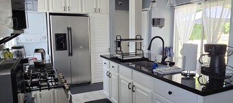 Cozy 2-bedroom condo with WiFi, AC in lovely Lake Forest