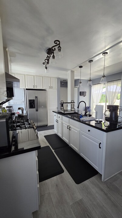 Cozy 2-bedroom condo with WiFi, AC in lovely Lake Forest.