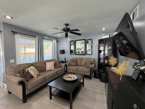 Cozy 2-bedroom condo with WiFi, AC in lovely Lake Forest.