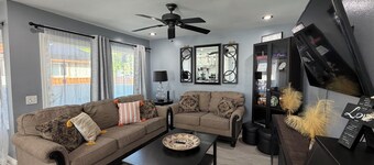 Cozy 2-bedroom condo with WiFi, AC in lovely Lake Forest.