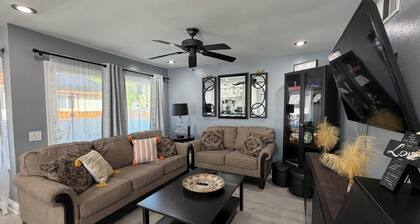 Cozy 2-bedroom condo with WiFi, AC in lovely Lake Forest.