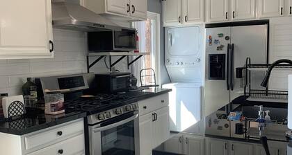 Cozy 2-bedroom condo with WiFi, AC in lovely Lake Forest