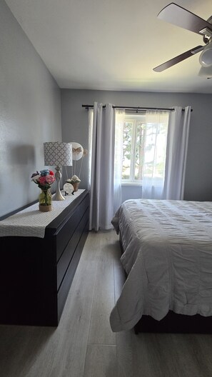 2 makuuhuonetta, työpöytä, Wi-Fi, vuodevaatteet