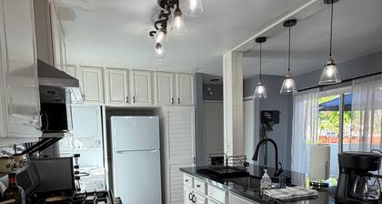 Cozy 2-bedroom condo with WiFi, AC in lovely Lake Forest.