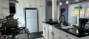 Cozy 2-bedroom condo with WiFi, AC in lovely Lake Forest.