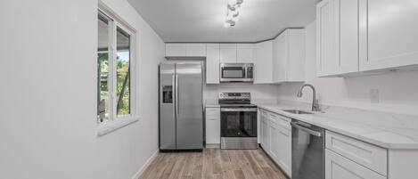 Micro-ondes, four, plaque de cuisson, lave-vaisselle