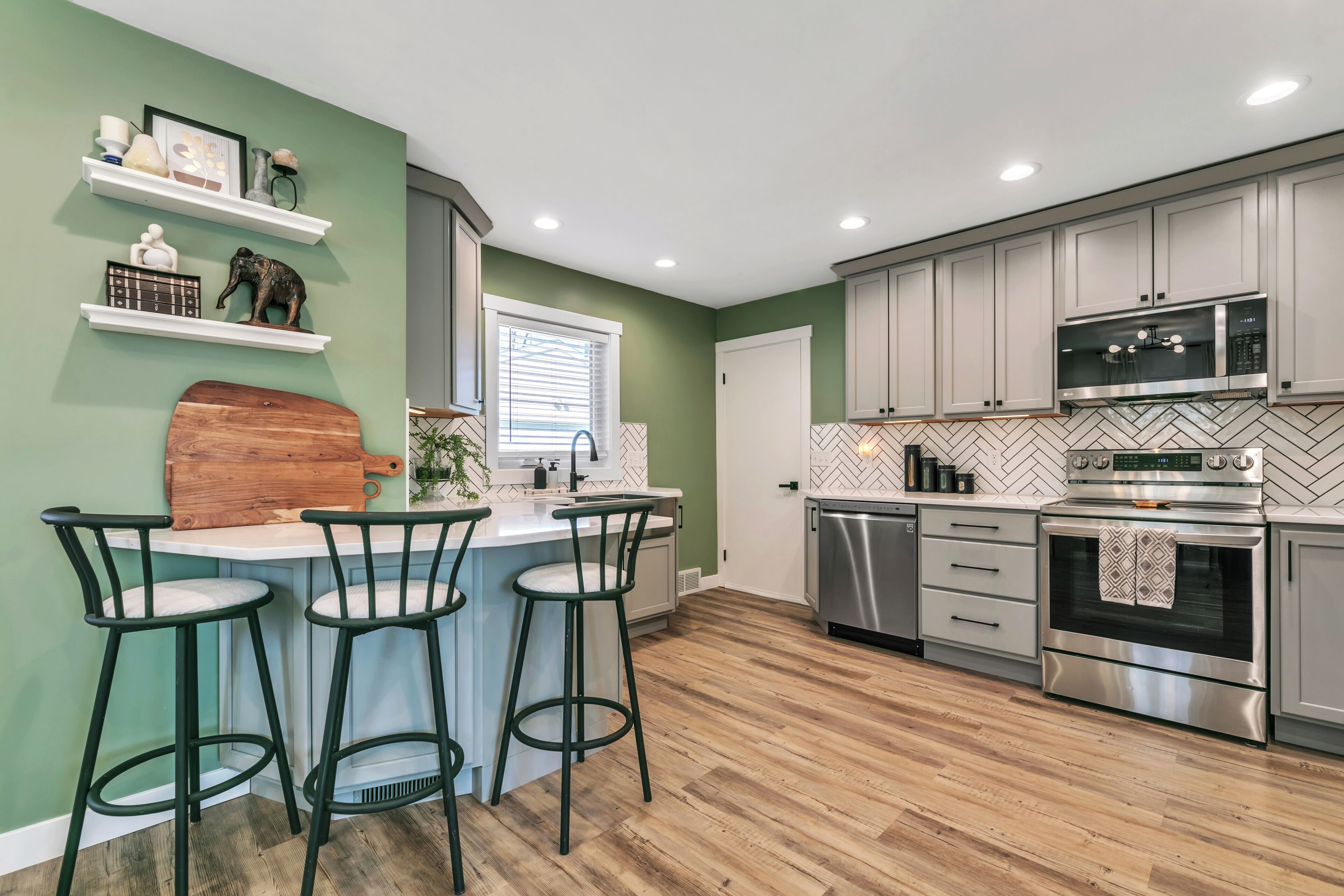 Jääkaappi, mikroaaltouuni, uuni, liesi