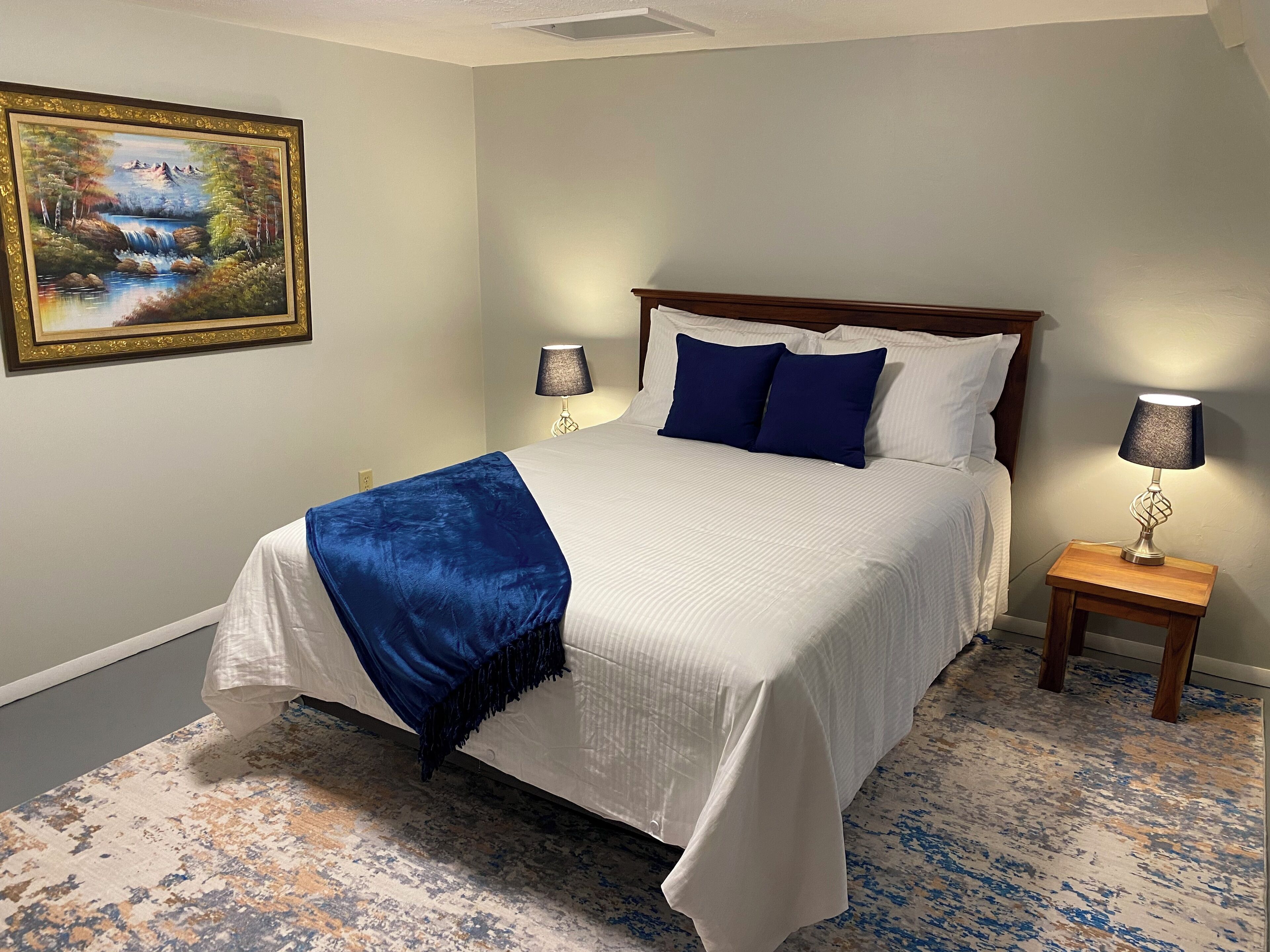 3 slaapkamers, een bureau, een strijkplank/strijkijzer, reisbedje