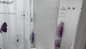 Un baño con inodoro, lavabo y espejo.