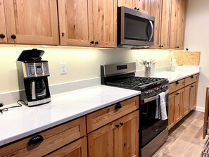 冷蔵庫、電子レンジ、オーブン、コンロ