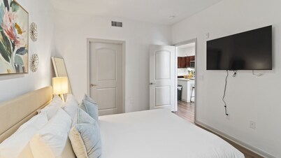 Charming 1-bedroom apartment in Frisco with WiFi, fitness room, AC, Work Space.