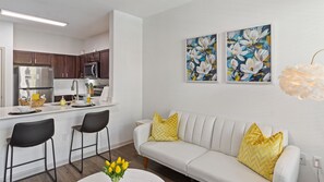 Smart TV - Charming 1-bedroom apartment in Frisco with WiFi, fitness room, AC, Work Space. (Frisco)