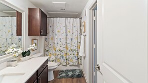 Een haardroger, handdoeken, zeep, shampoo