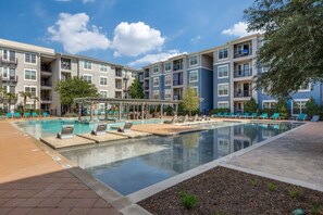 Outdoor pool - Charming 1-bedroom apartment in Frisco with WiFi, fitness room, AC, Work Space. (Frisco)