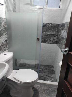 Douche, serviettes fournies, savon, papier toilette