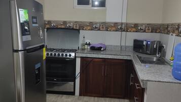 Kühlschrank, Mikrowelle, Herdplatte, Geschirrspüler