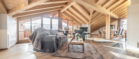 Smart TV, fireplace