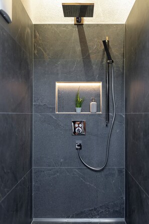 Douche, sèche-cheveux, serviettes fournies, savon