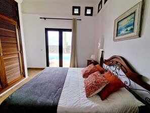 2 habitaciones, tabla de planchar con plancha y cuna de viaje 