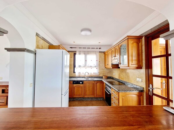 Kühlschrank, Mikrowelle, Ofen, Wasserkocher mit Kaffee-/Teezubehör