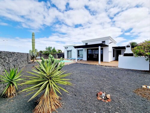 Anna Holiday Home, private heated pool