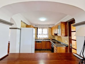 Refrigerador, microondas, horno y cafetera y tetera