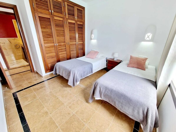2 quartos, ferros/tábuas de passar roupa, berço de viagem