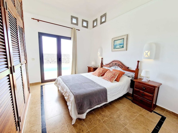 2 habitaciones, tabla de planchar con plancha y cuna de viaje